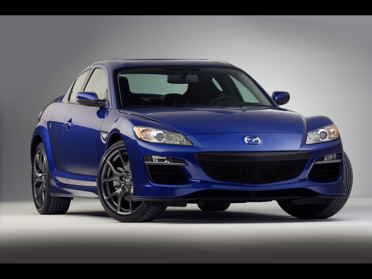 蓝色马自达rx-8车身左侧