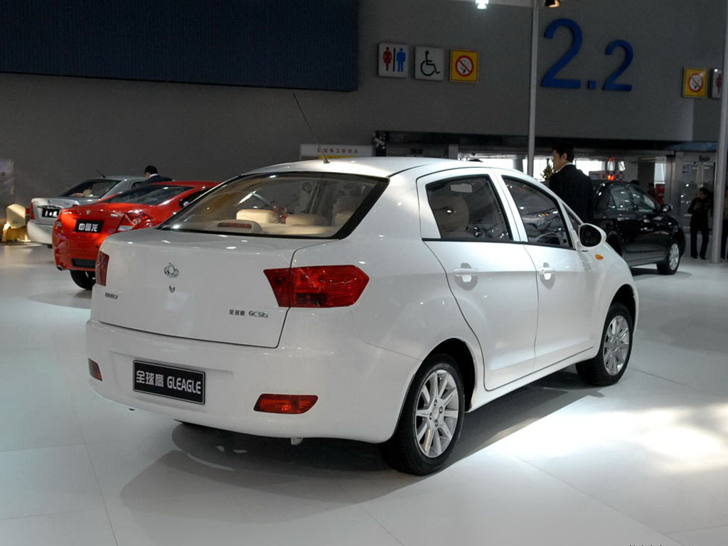 吉利gc5白色全球鹰gc5右后45度