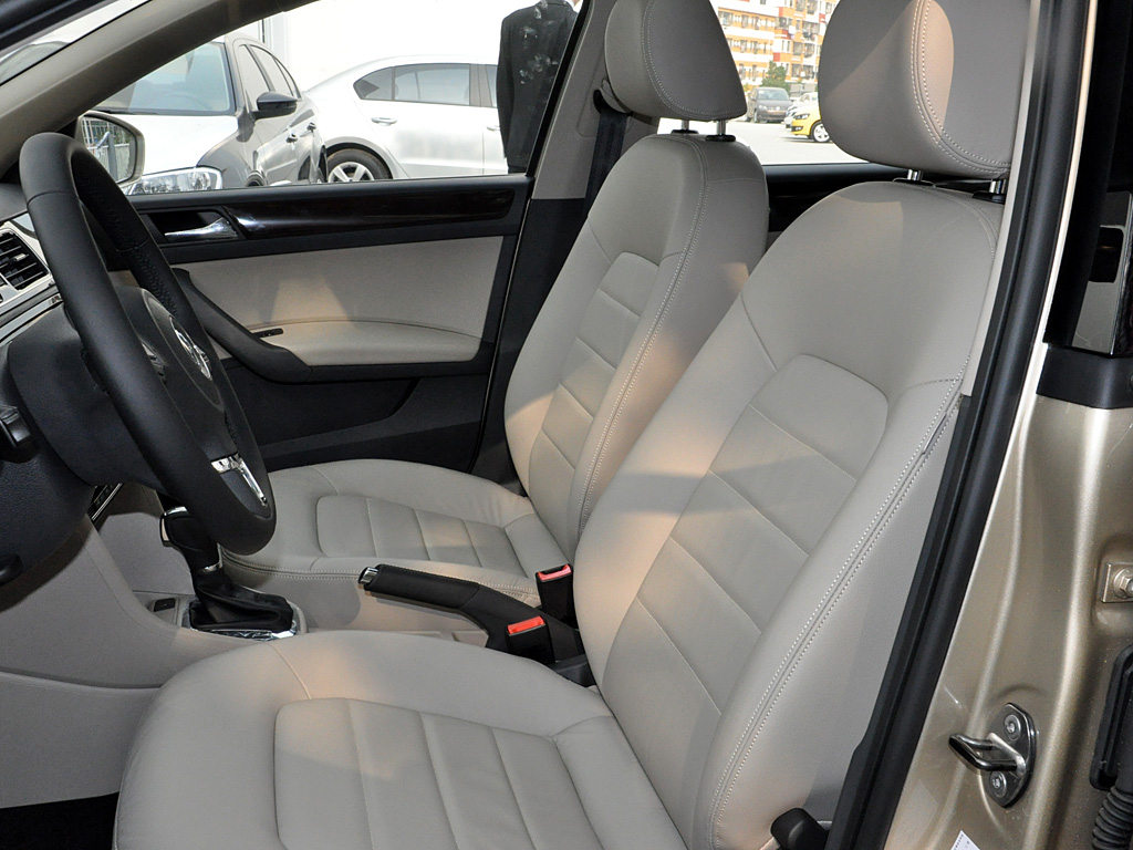 桑塔纳·尚纳前排座椅空间