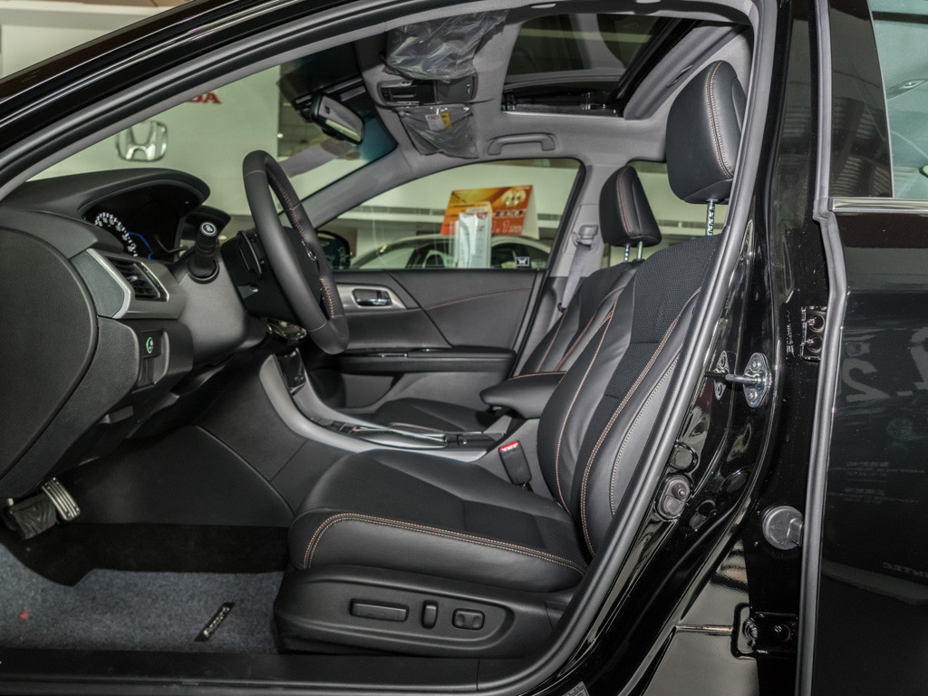 雅阁 2016款 混动 2.0L 锐尊版