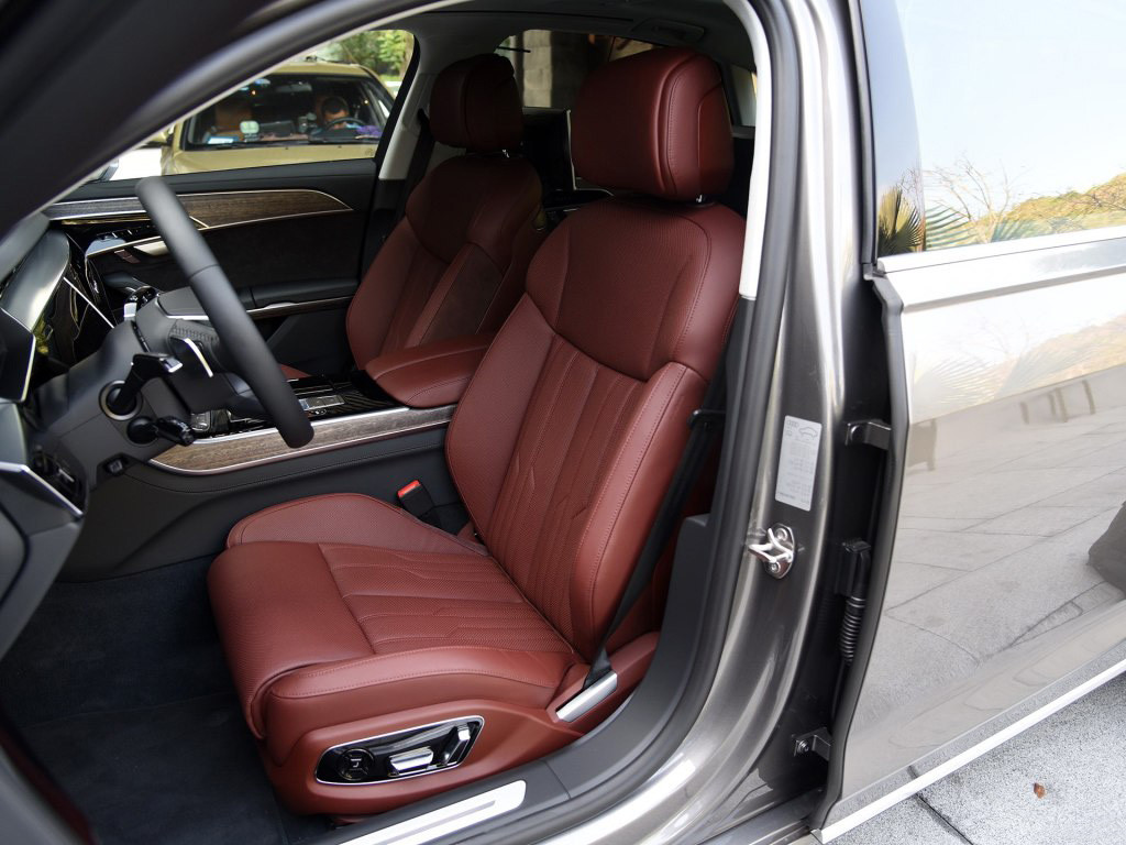 奥迪A82018款 A8L 55 TFSI quattro豪华型
