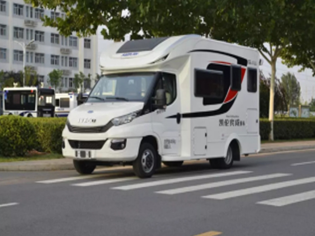 宇通凯伦宾威进口依维柯房车2019款 ZK5045XKJ2进口依维柯C型小顶单拓