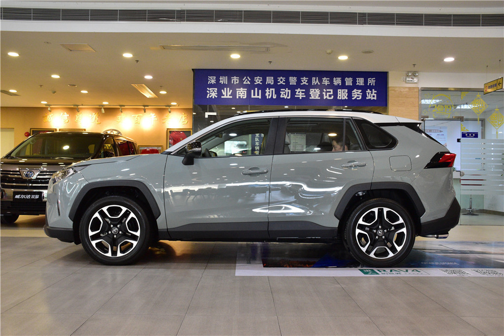 RAV4荣放2020款 2.0L CVT四驱尊贵版