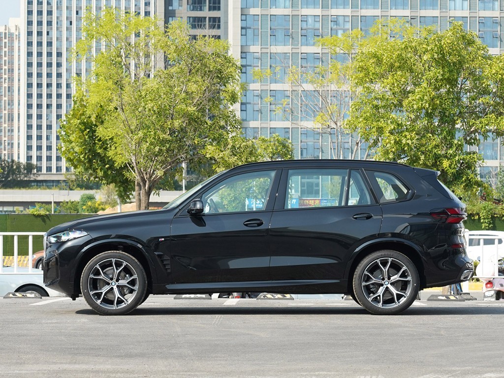 宝马X5 2023款 xDrive 30Li 尊享型M运动曜夜套装