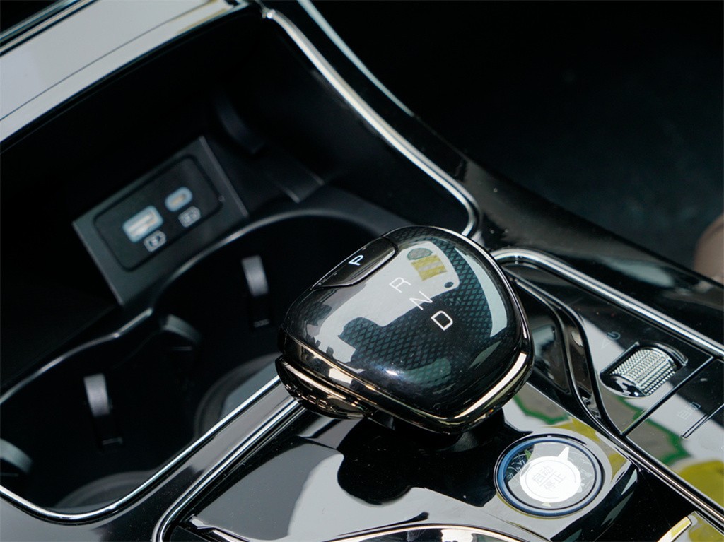 汉 2024款 EV 荣耀版 605KM前驱尊贵型