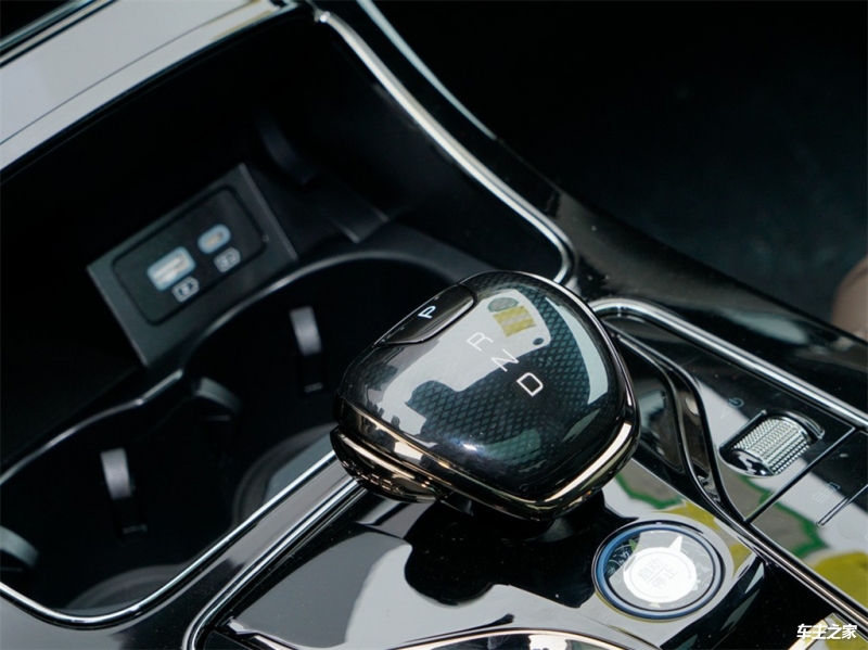 汉 2024款 EV 荣耀版 605KM前驱尊贵型