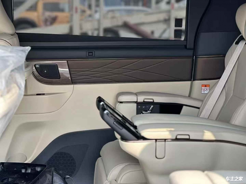 埃尔法 2025款 双擎 2.5L 尊贵黄金版