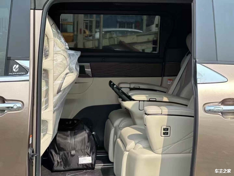 埃尔法 2025款 双擎 2.5L 尊贵黄金版