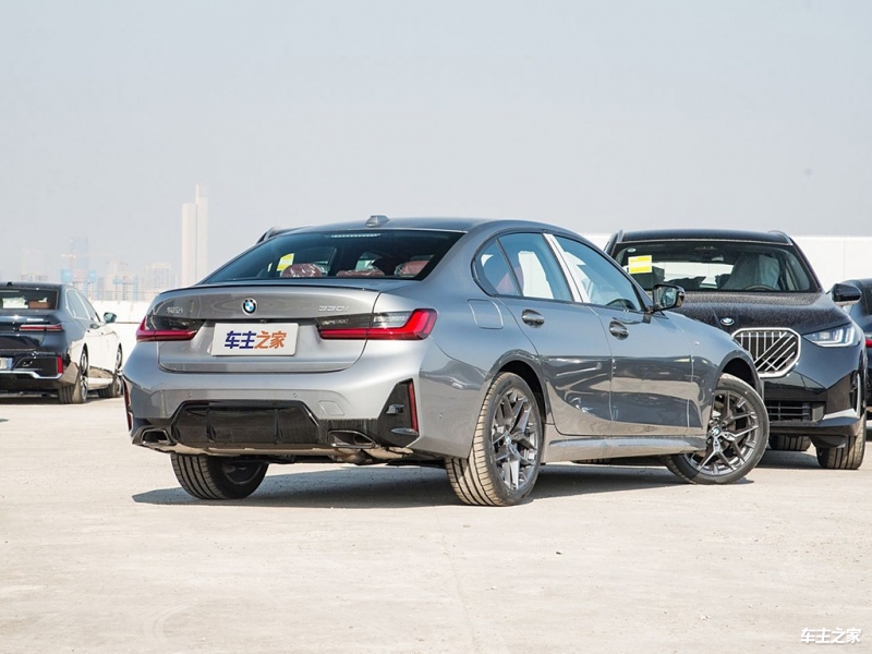 宝马3系 2025款 330i M运动曜夜套装