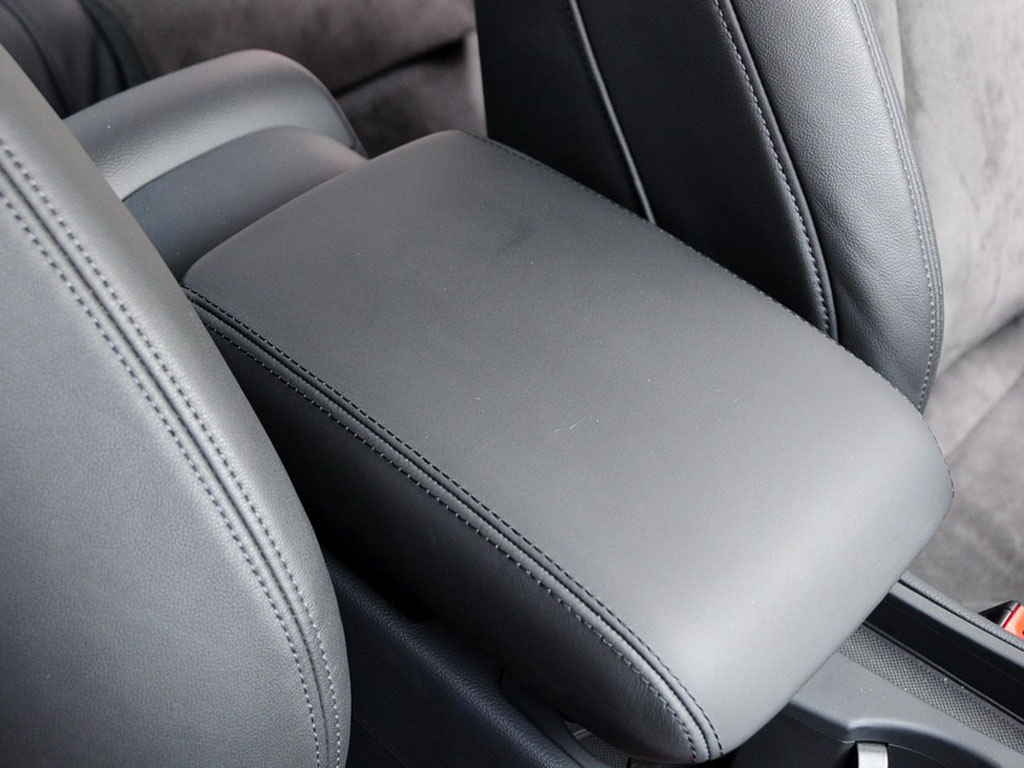 银色奥迪a4l扶手箱