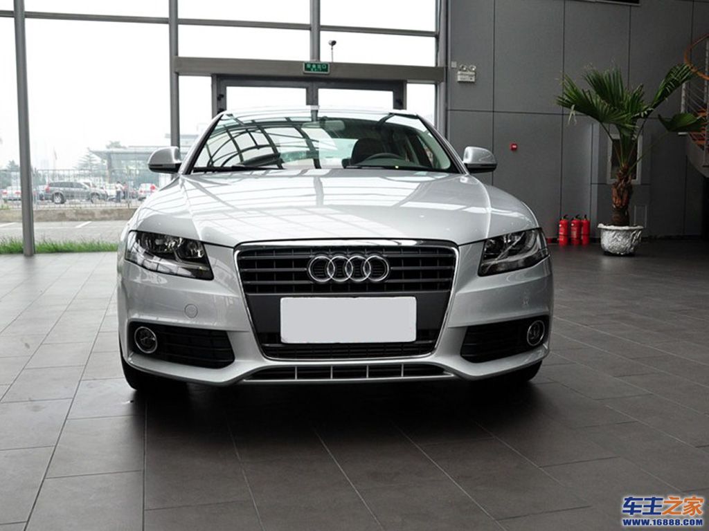 银色 奥迪a4l正前方