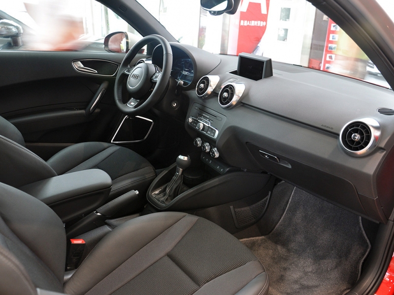 奥迪a1副驾驶室