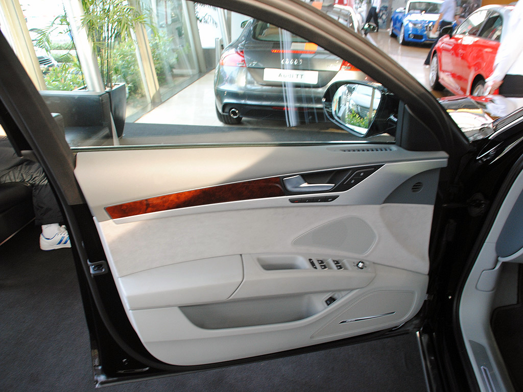 汽车图库 奥迪 进口奥迪 奥迪a8(432/711) 内饰 车门内侧 参考成交价