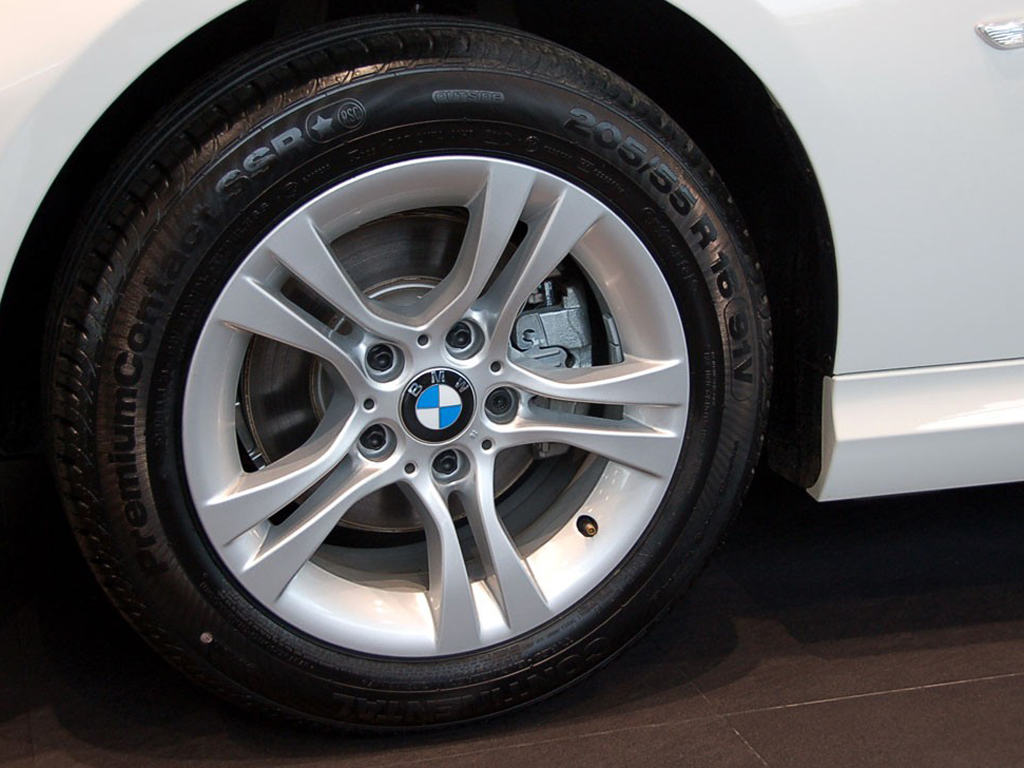 白色宝马3系 09款 320i豪华型左前车轮