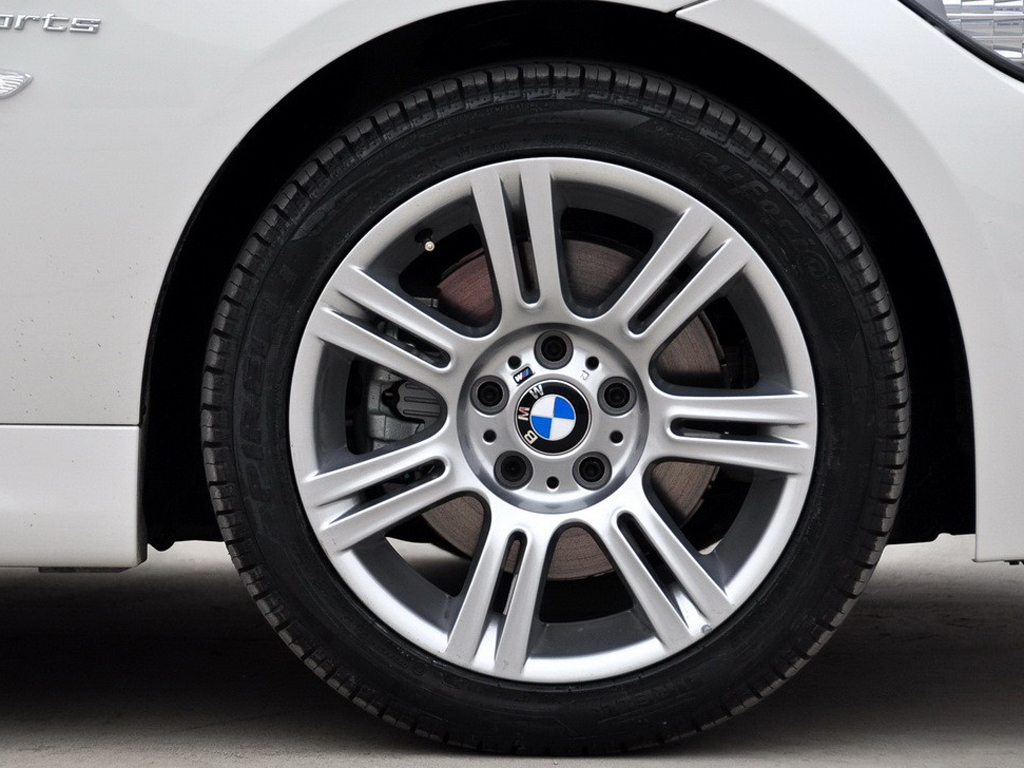 白色宝马3系 09款 325i isports右前车轮