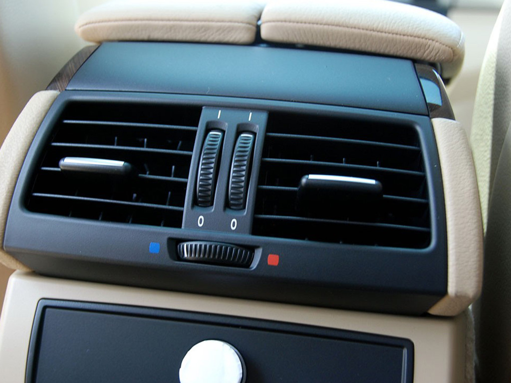 白色宝马x6 09款 xdrive35i空调出风口