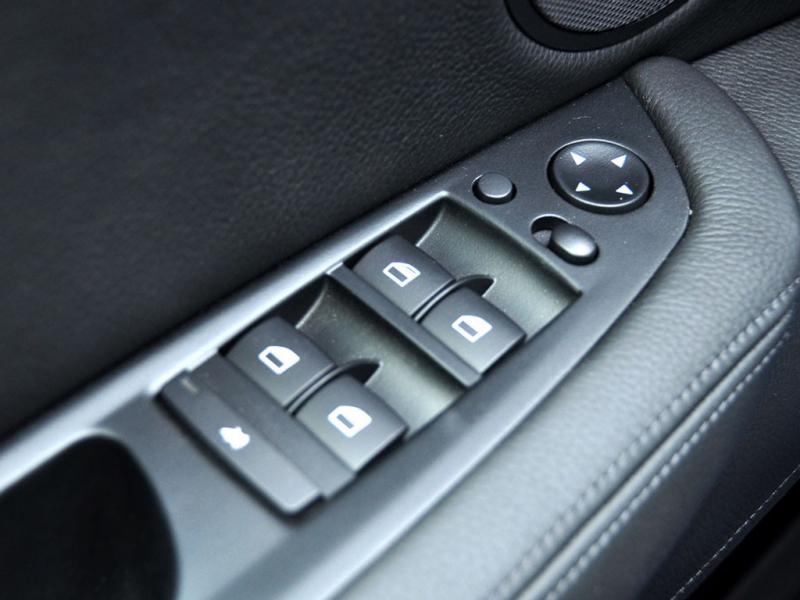 宝马X6银色宝马X6 2010款 M右前门控制按钮