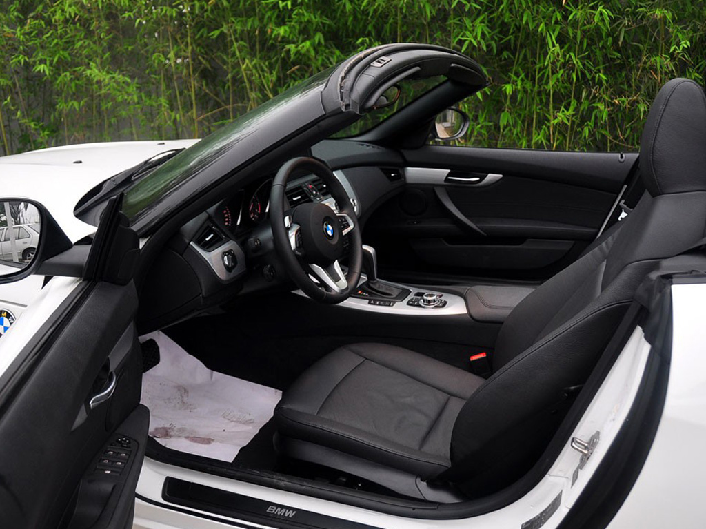 银色宝马z4 09款 sdrive23i领先型前排腿部空间|内饰图片 – 车主之家