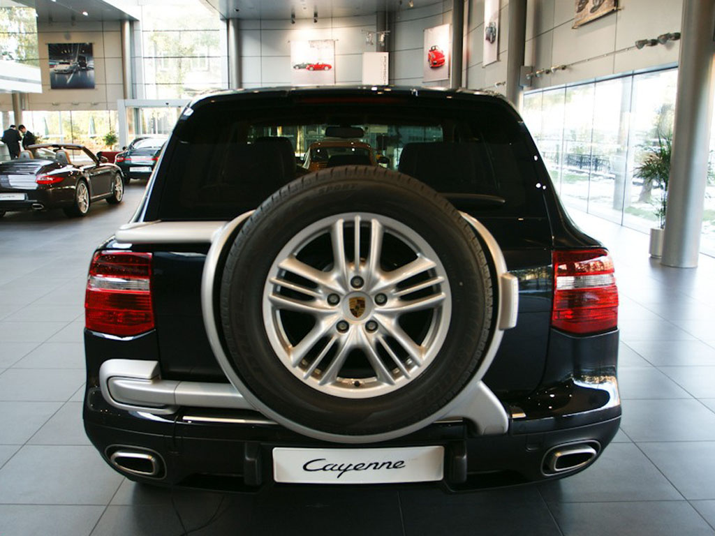 黑色卡宴尾部带轮胎