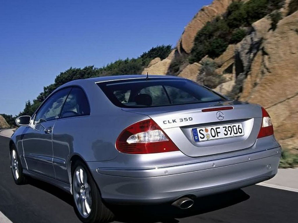 银色奔驰clk车身左后方