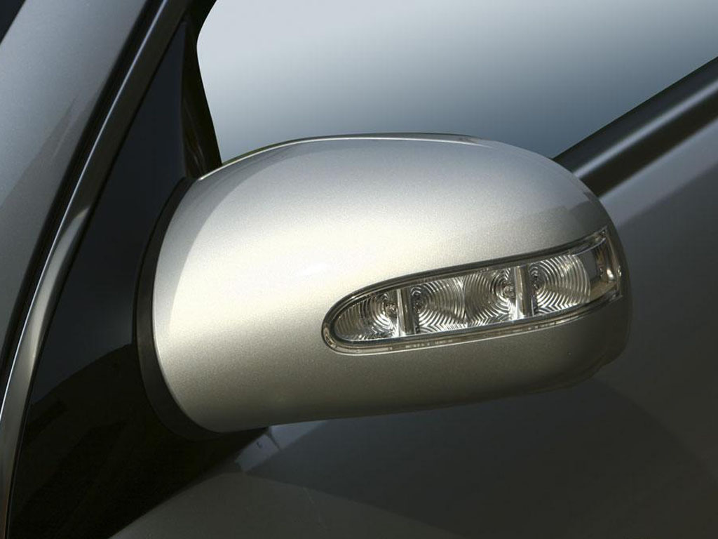 银色奔驰r级左后视镜