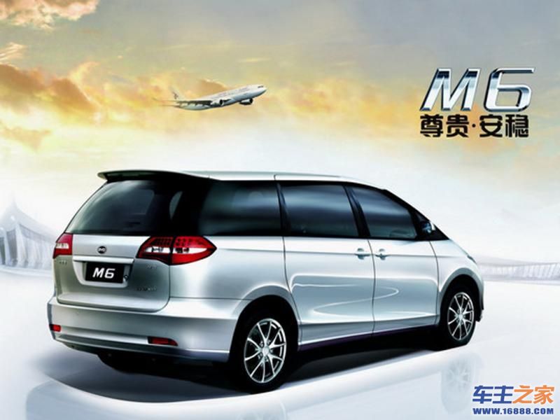 比亚迪M6银色 比亚迪M6右后45