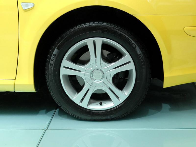 比亚迪S8黄色比亚迪S8轮胎