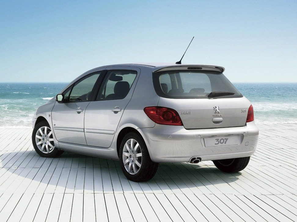 银色标致307左后45度