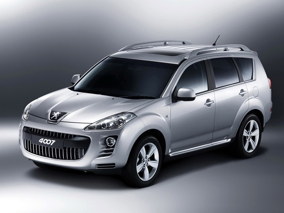 银色标致4007左前45度