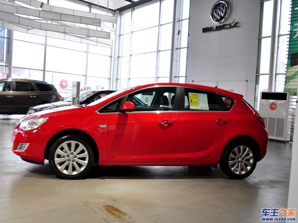 红色 英朗xt车身左侧