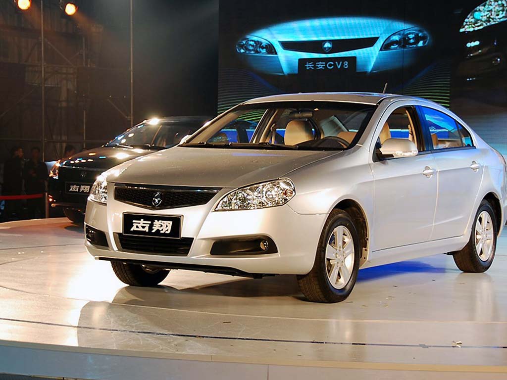 汽车图库 长安 长安汽车 志翔(27/181) 外观 银色志翔车身左前 参考