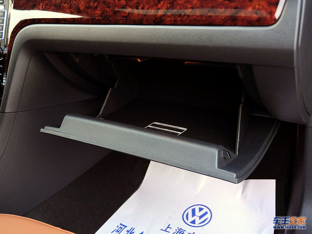 帕萨特副驾驶手套箱