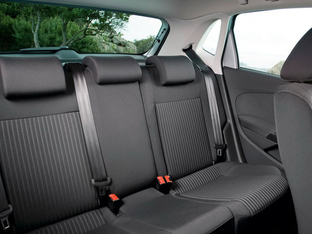 黑色海外polo车后座空间