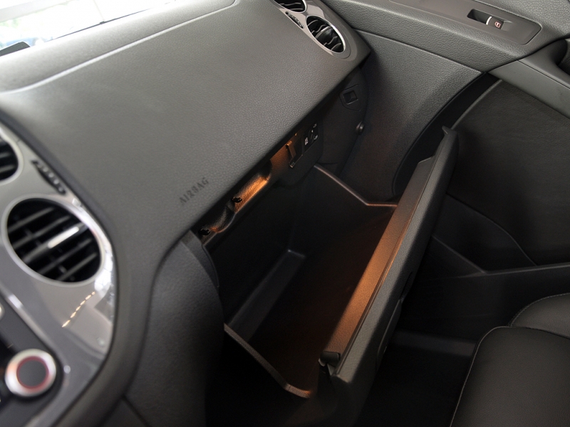 一个人坐车坐船坐凳子猜成语_一个人坐船的图片