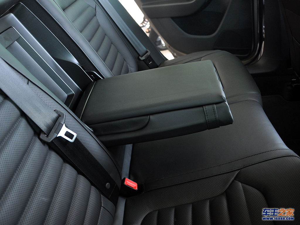 后排扶手箱