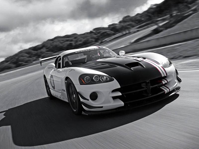 白色蝰蛇车前侧视