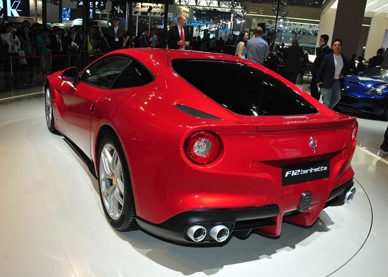 F12berlinetta左后方