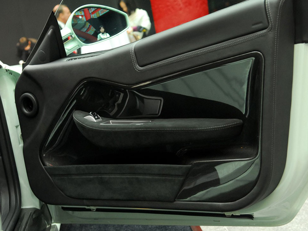 法拉利599白色2009款 艺术典藏跑车右前门内饰