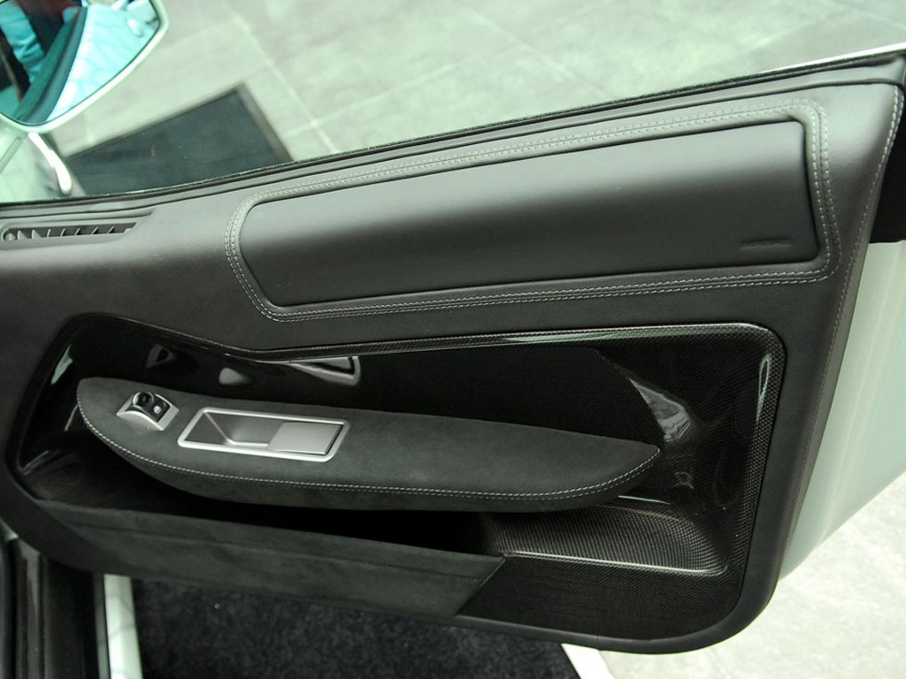 法拉利599黑色2009款 艺术典藏跑车右前门内饰