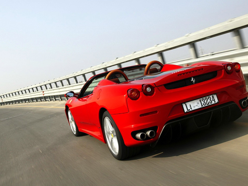 红色05款spider车尾