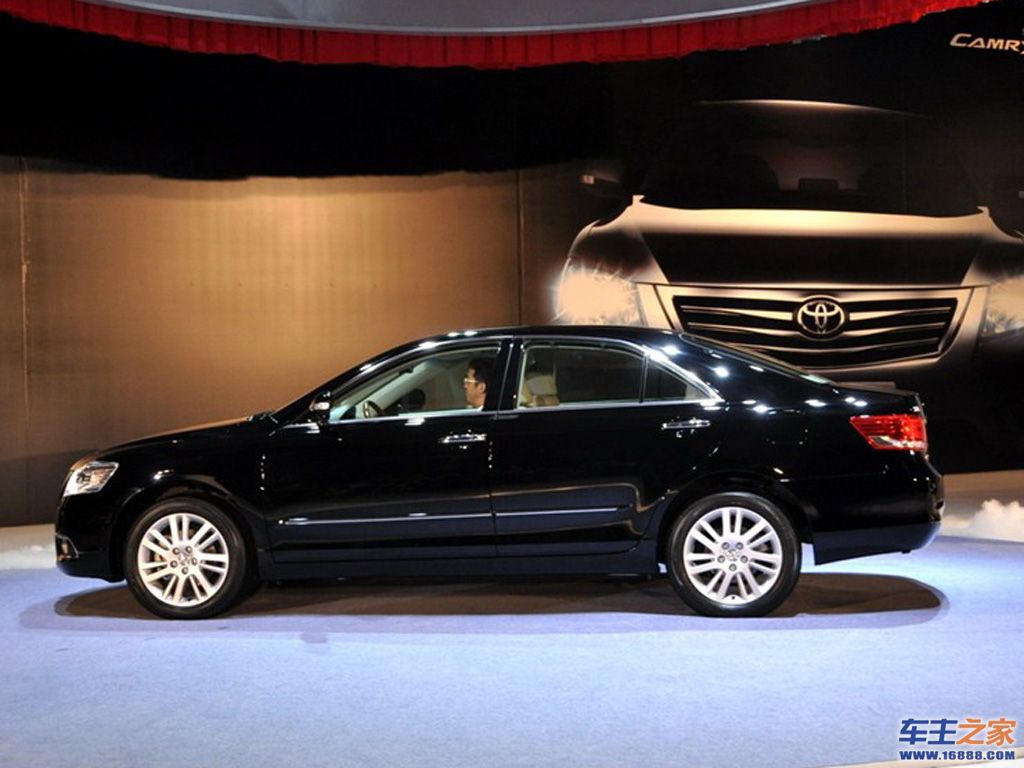 黑色 凯美瑞正侧方