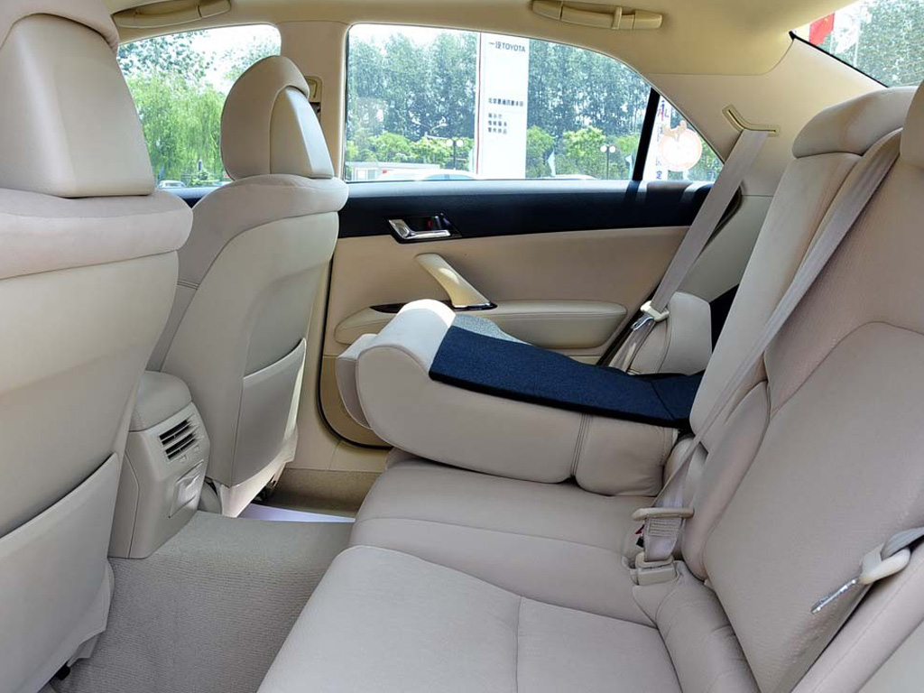 白色锐志后排空间