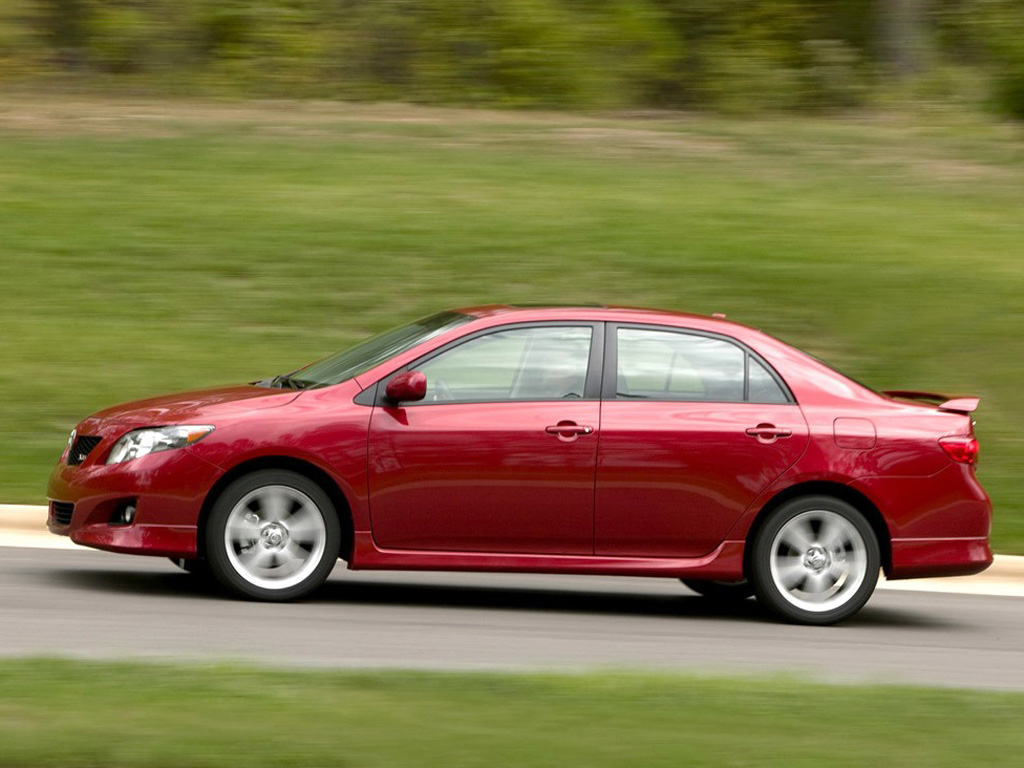 红色海外卡罗拉正左侧