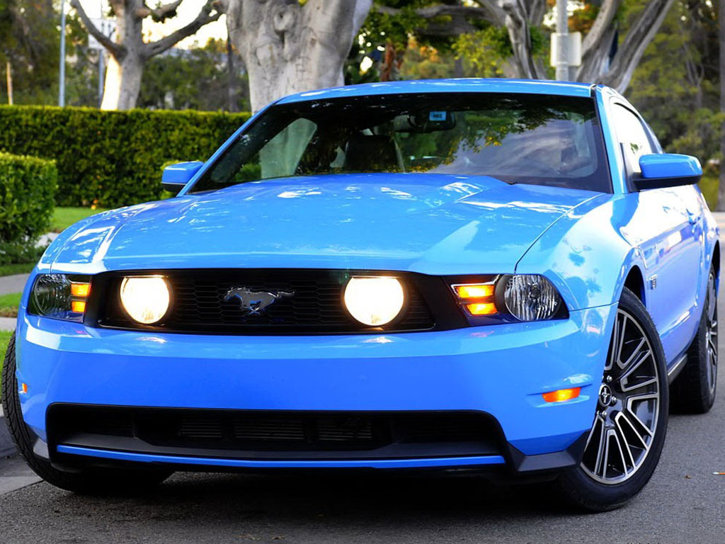 蓝色野马车前正视