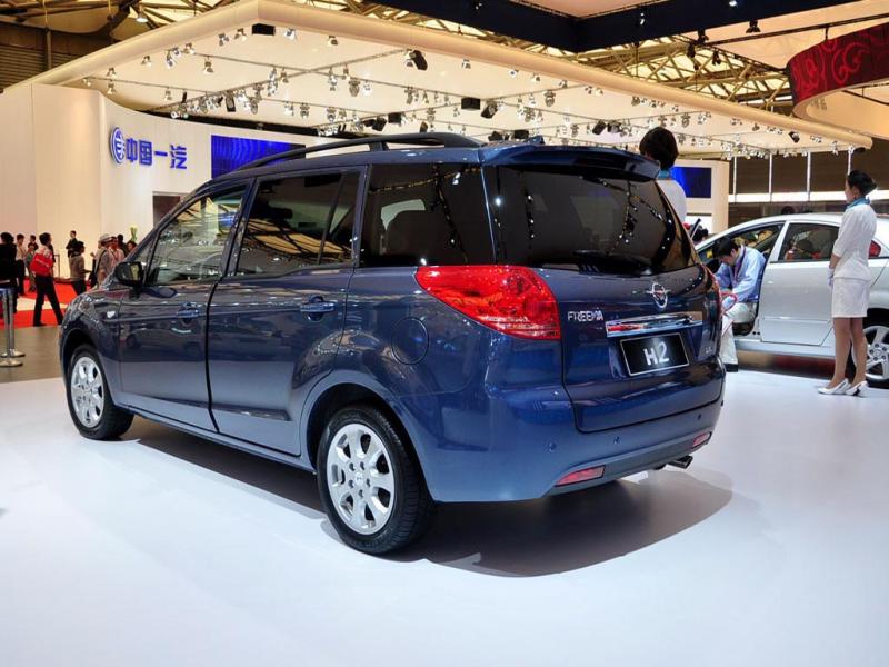 蓝色新一代普力马后侧身