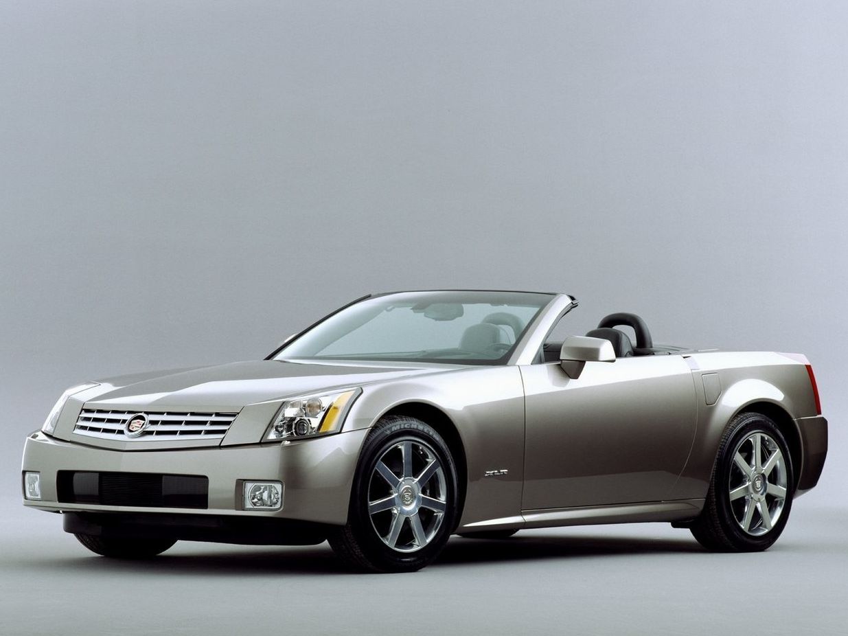 银色凯迪拉克xlr左前45度