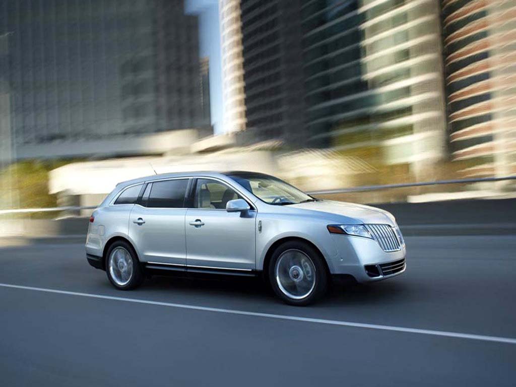 银色林肯mkt侧身