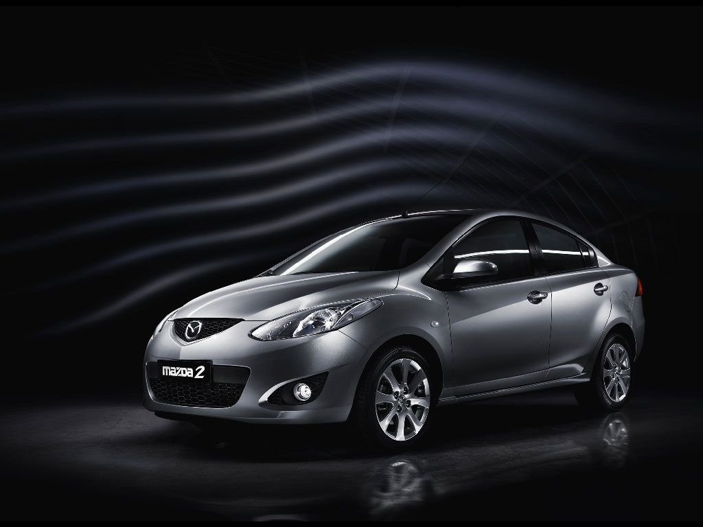 灰色马自达2劲翔车身右侧