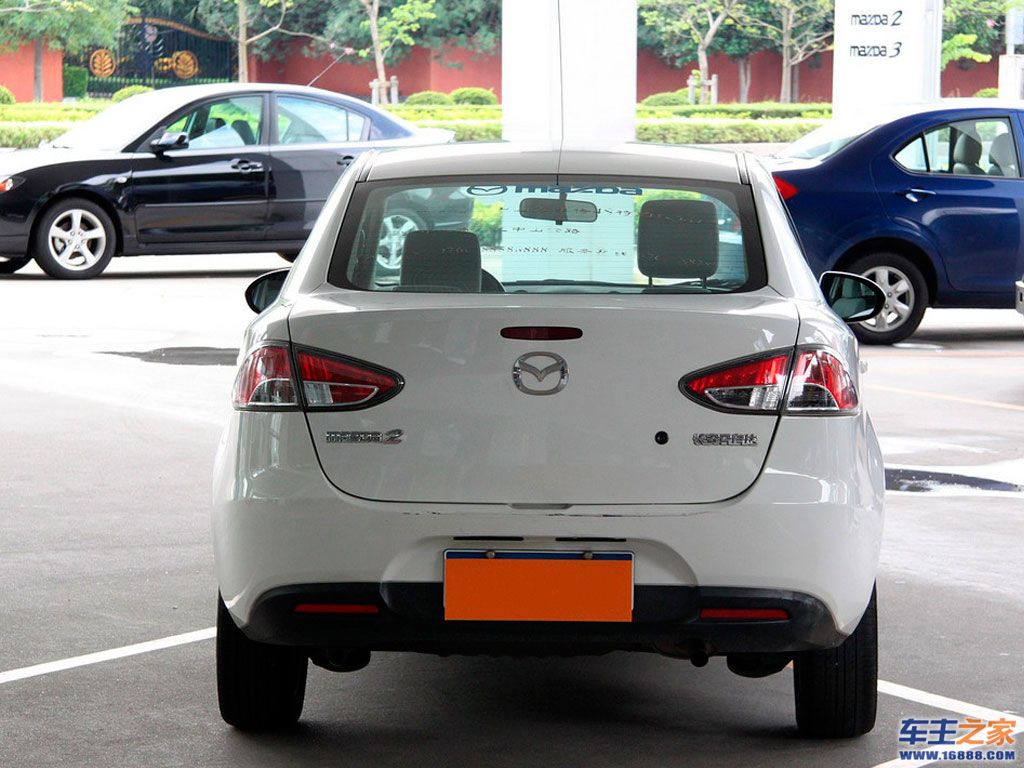 白色 马自达2劲翔