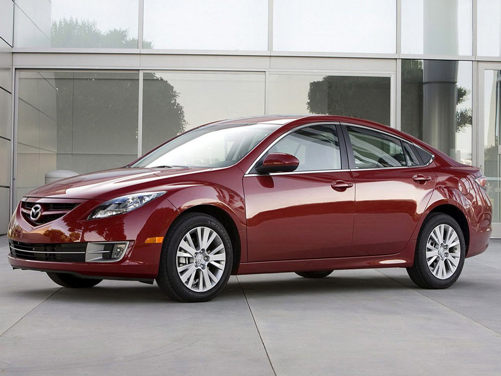 红色海外马自达6正侧身